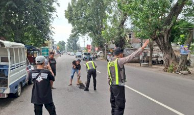 Personel-Polsek-Krian-Gerak-Cepat-Tangani-Jalan-Berlubang-untuk-Keselamatan-Pengguna-Jalan